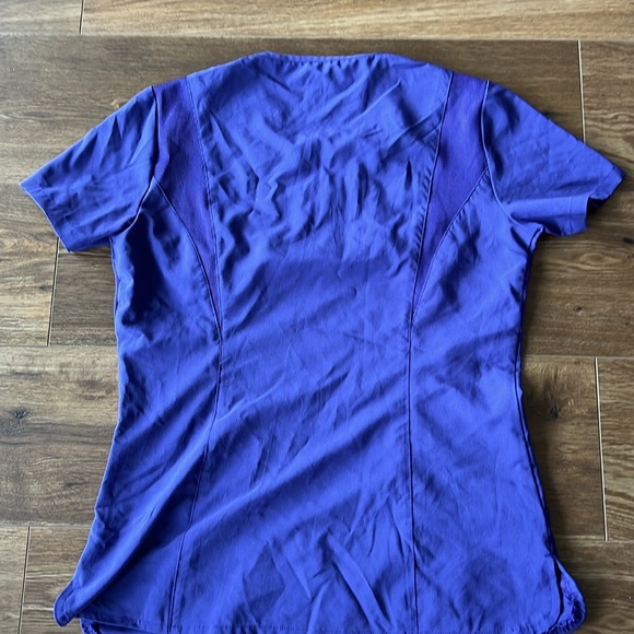Like new Urbane scrub top size small - Picture 2 of 2